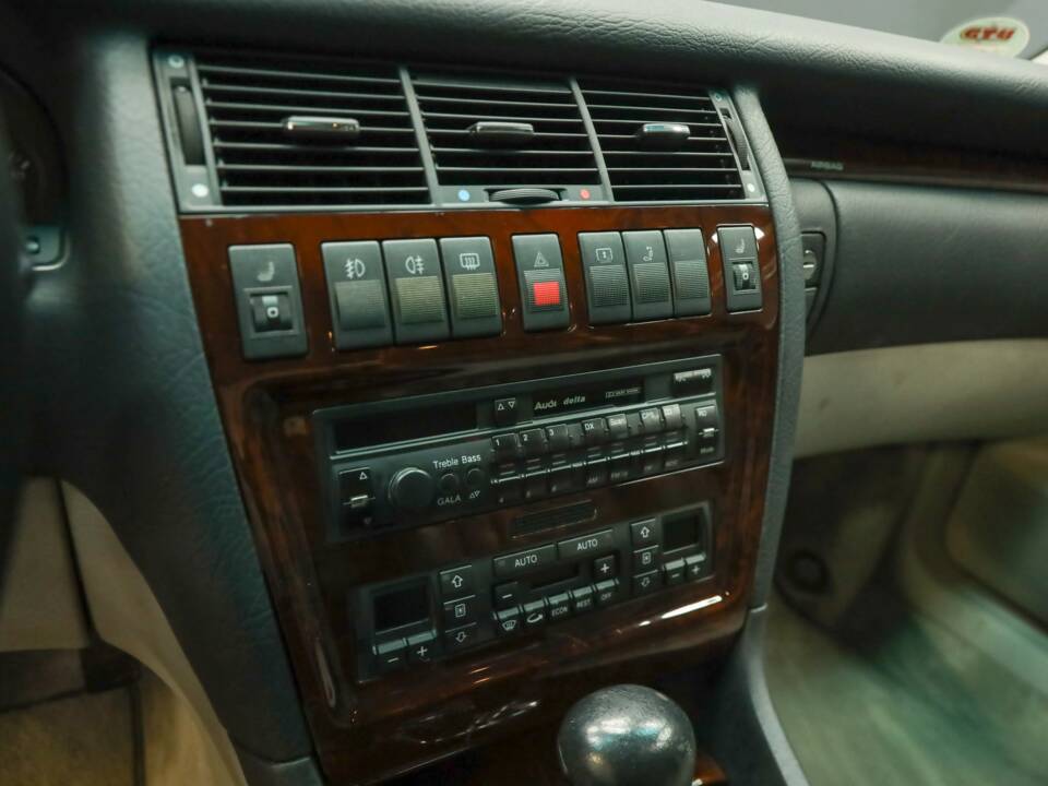 Immagine 41/50 di Audi A8 4.2 quattro (1995)