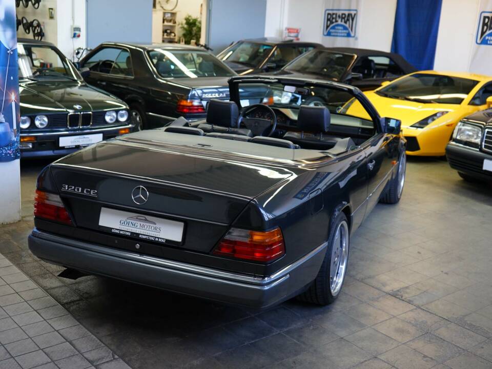 Immagine 13/30 di Mercedes-Benz 320 CE (1993)
