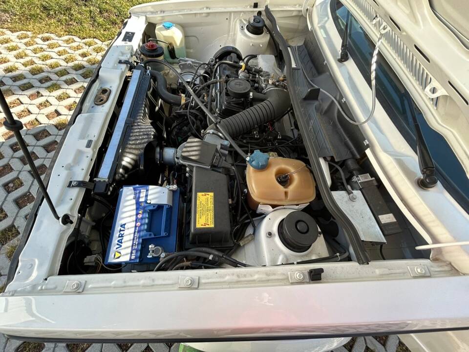 Image 8/15 de Volkswagen Golf Mk I Convertible 1.6 (1988)