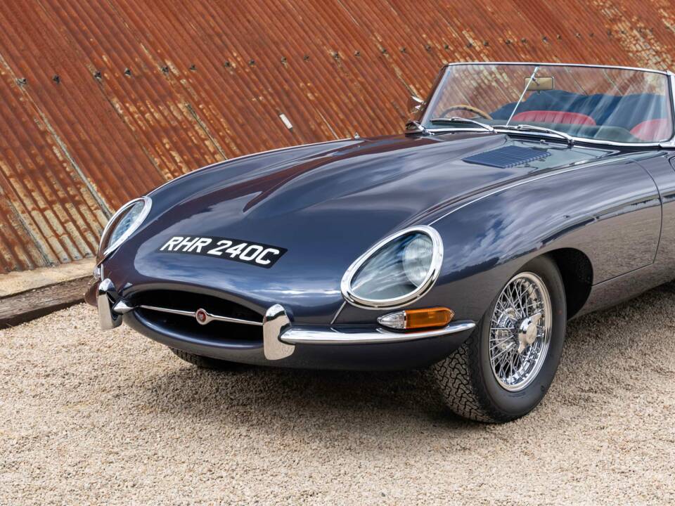 Image 4/27 of Jaguar Type E 4.2 (1965)