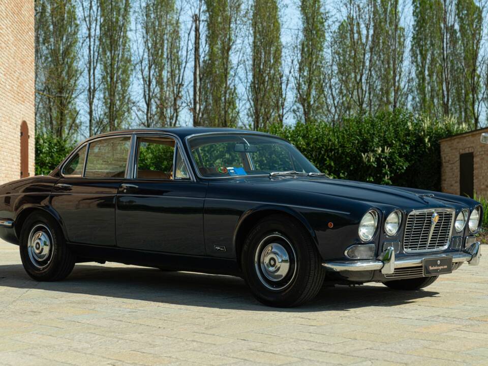 Image 2/50 de Jaguar XJ 6 4.2 (1972)