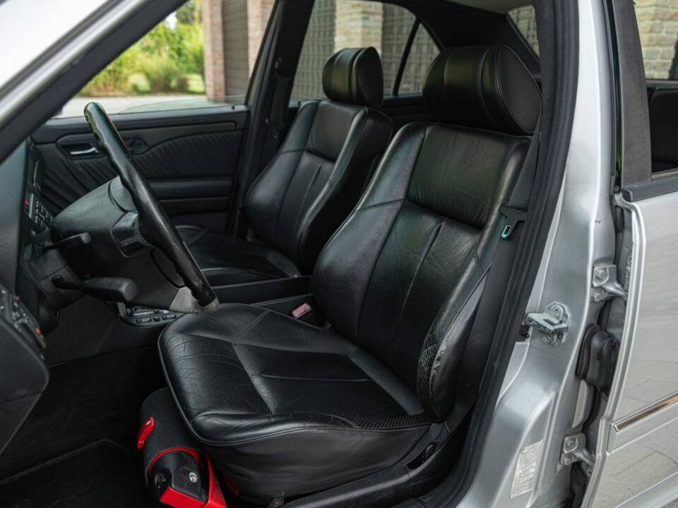 Image 26/50 of Mercedes-Benz C 36 AMG (1995)