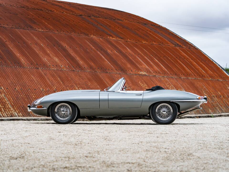 Image 7/34 de Jaguar E-Type (1968)
