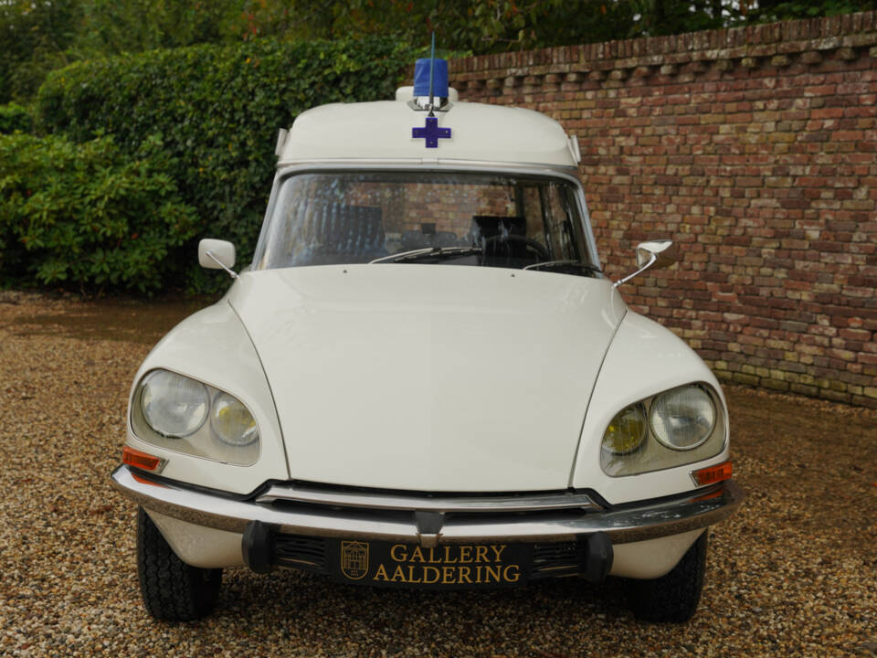 Image 5/50 of Citroën DS 20 Familiale (1973)