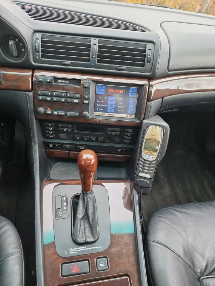 Image 29/58 of BMW 750i (1997)