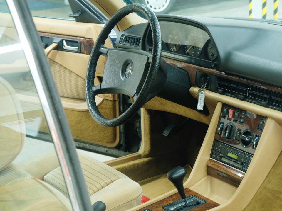 Bild 30/50 von Mercedes-Benz 380 SEC (1983)