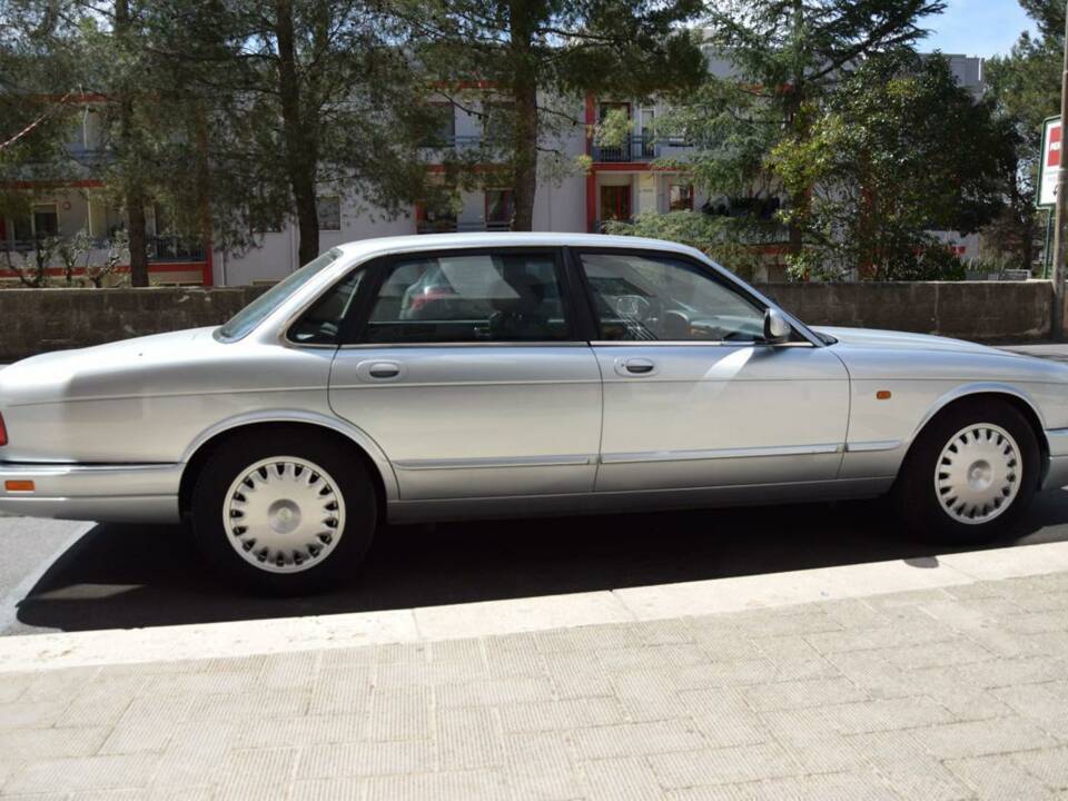 Image 17/33 of Jaguar XJ6 3.2 Executive (1995)