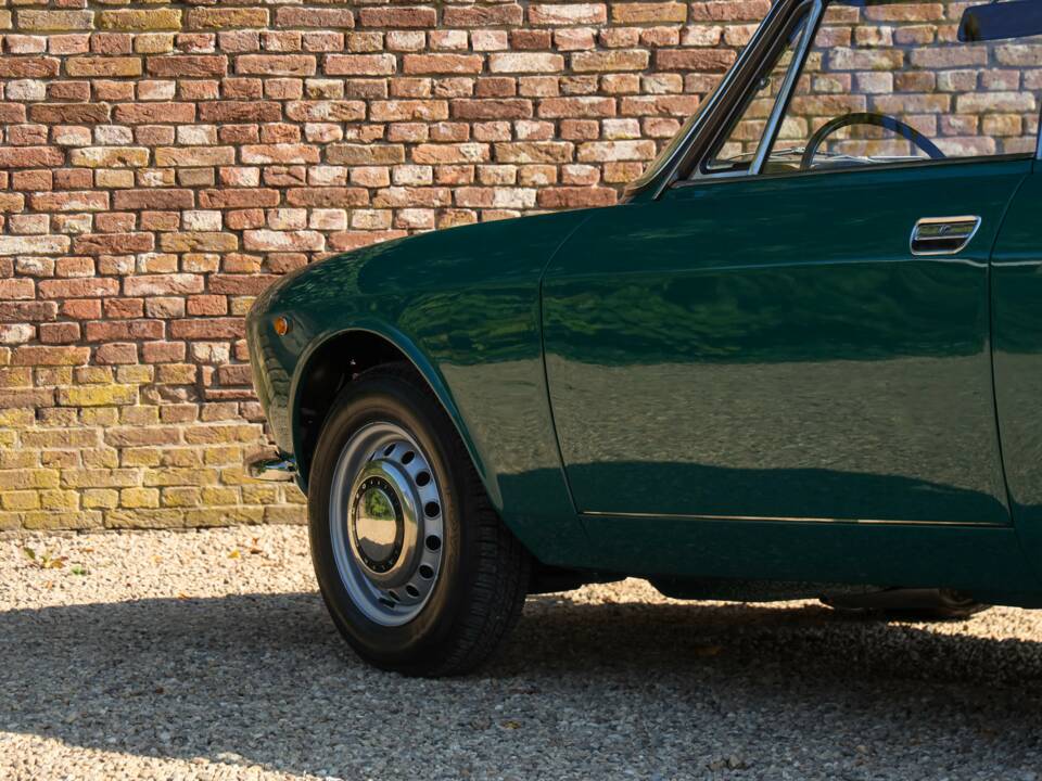 Bild 25/50 von Alfa Romeo Giulia 1300 GT Junior (1972)