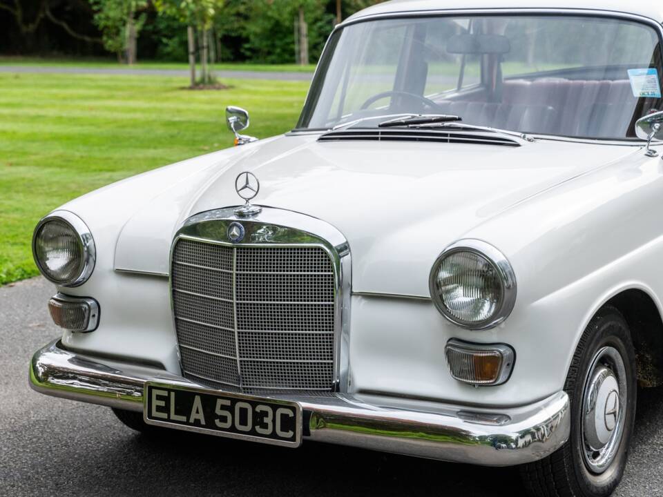 Image 18/35 of Mercedes-Benz 190 c (1965)