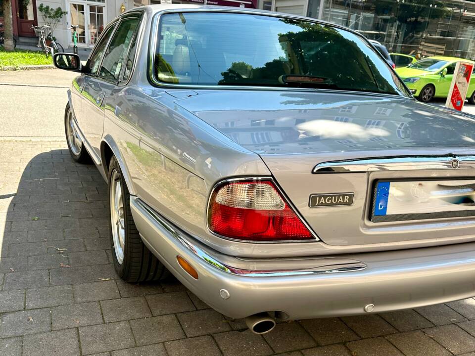 Image 12/36 of Jaguar XJ 8 Sovereign (2000)