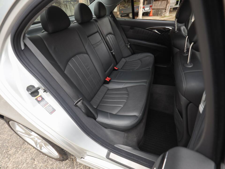 Image 19/72 of Mercedes-Benz E 55 AMG (2002)
