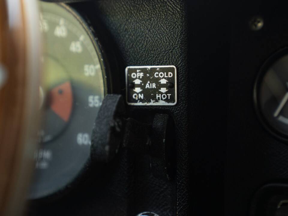 Image 37/50 de Jaguar E-Type (1968)
