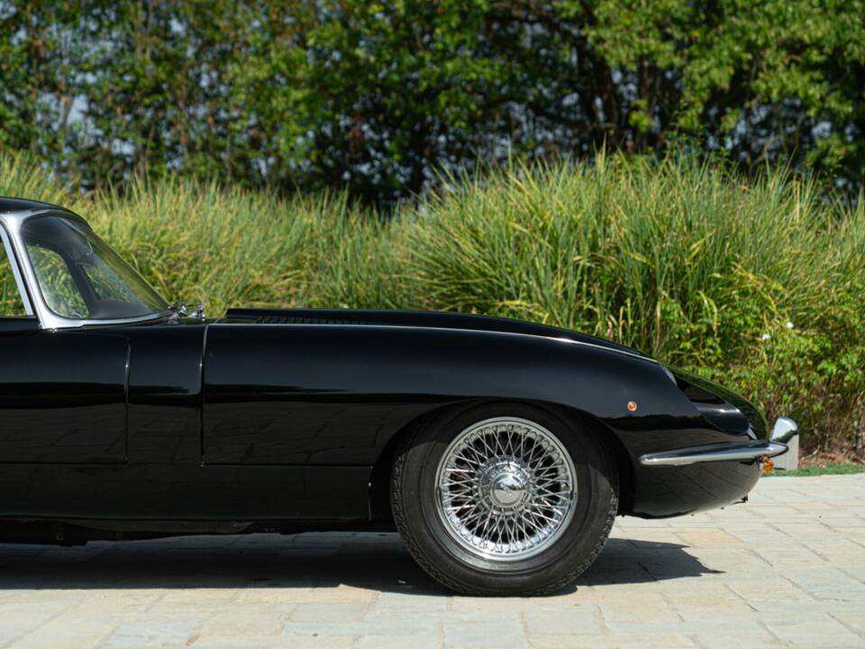 Image 23/50 de Jaguar E-Type (1968)