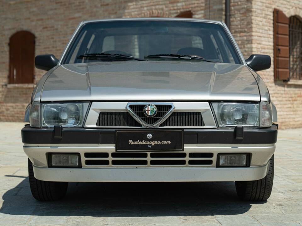 Obraz 3/50 pojazdu Alfa Romeo 75 2.0 Twin Spark (1989)