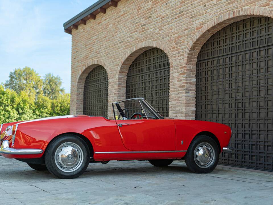 Image 14/50 of Alfa Romeo Giulia 1600 Spider (1964)