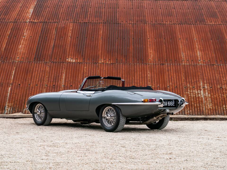 Image 12/34 de Jaguar E-Type (1968)