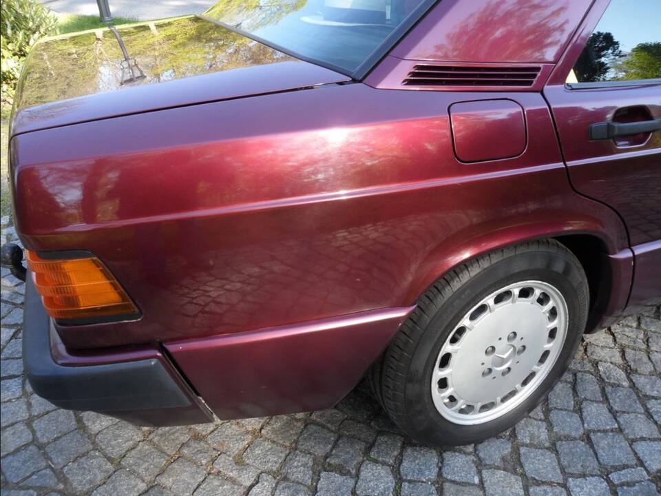 Image 32/137 of Mercedes-Benz 190 E 1.8 Avantgarde &quot;Rosso&quot; (1992)