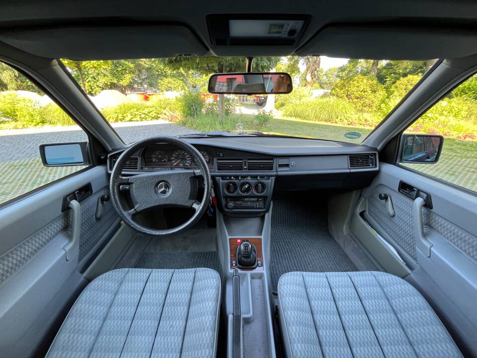 Image 7/15 de Mercedes-Benz 190 E 2.6 (1990)