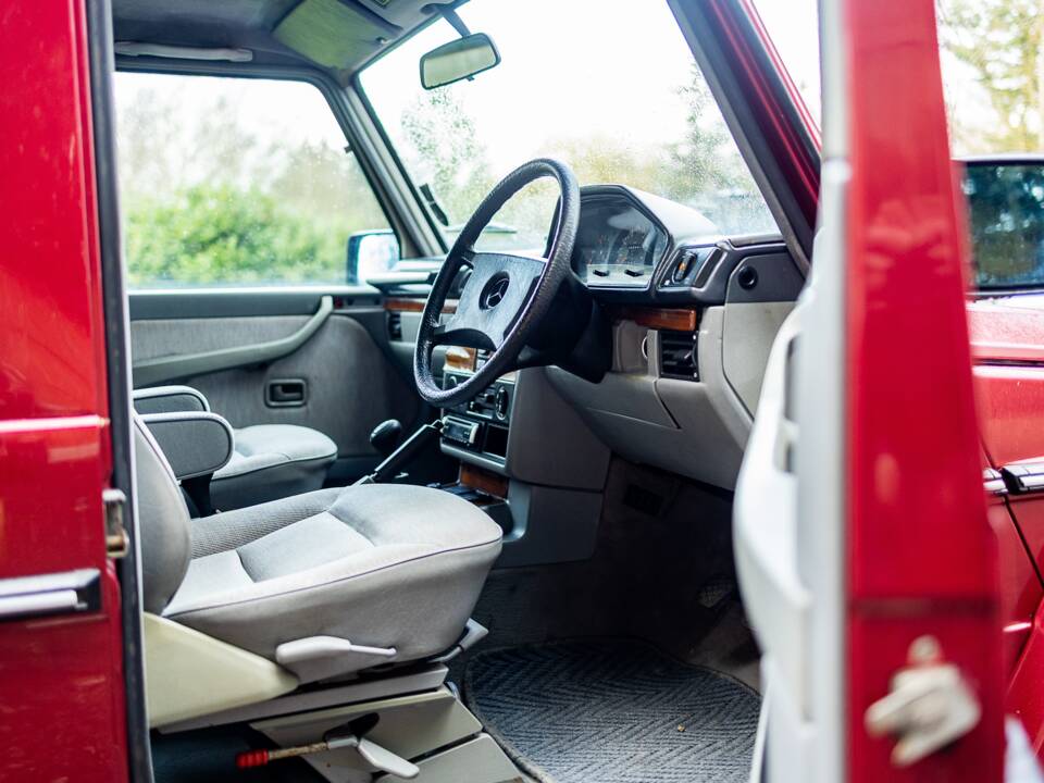 Image 27/32 of Mercedes-Benz 300 GD (kurz) (1992)