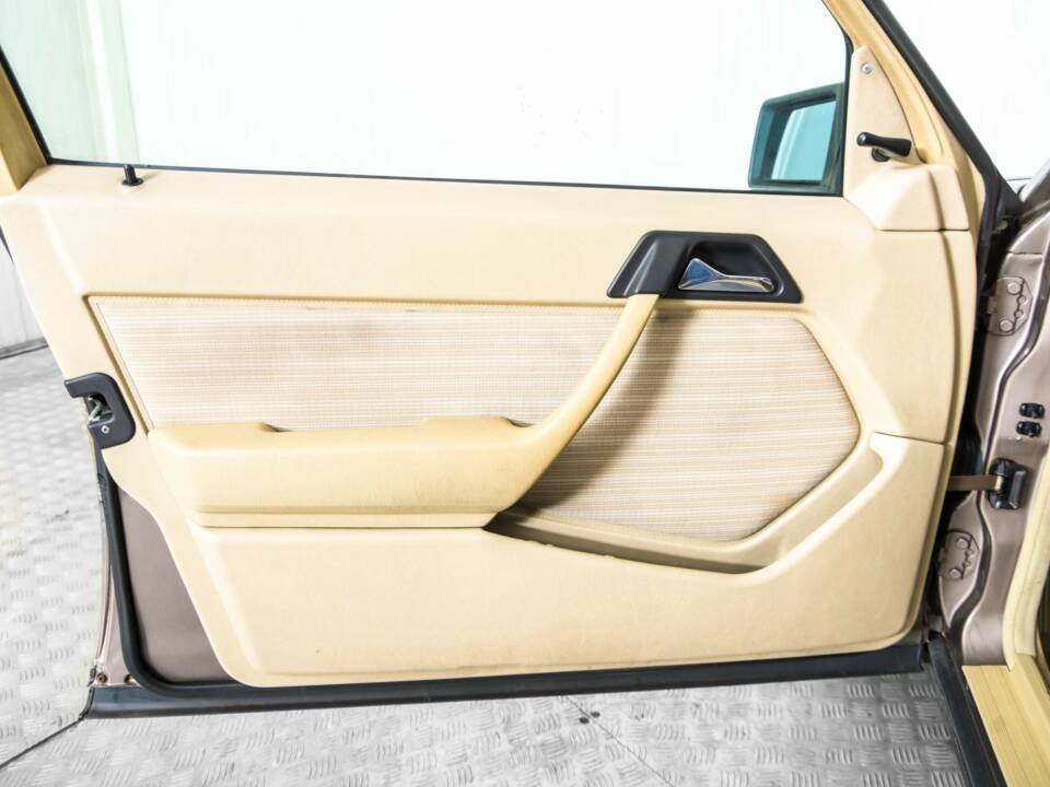 Image 32/50 of Mercedes-Benz 300 TD (1986)