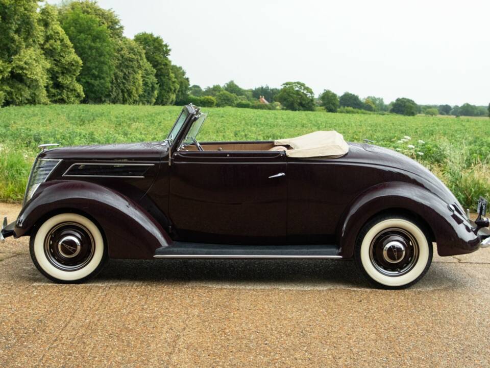 Image 7/8 de Ford V8 Club Cabriolet (1937)