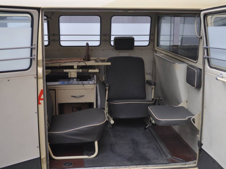 Image 13/31 of Volkswagen T1 minibus (1962)