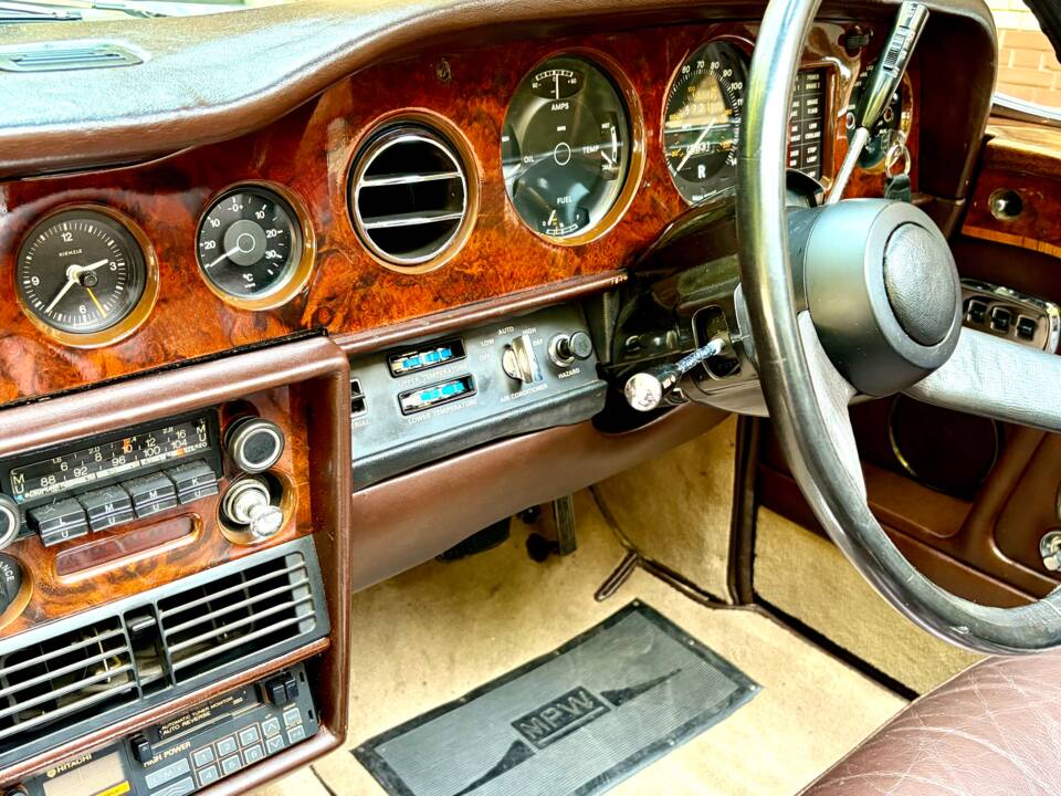 Image 13/17 of Rolls-Royce Corniche I (1976)