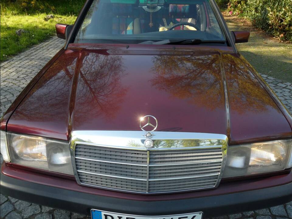 Image 7/137 of Mercedes-Benz 190 E 1.8 Avantgarde &quot;Rosso&quot; (1992)