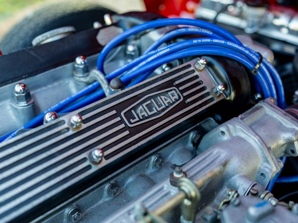 Image 22/50 de Jaguar E-Type (1969)