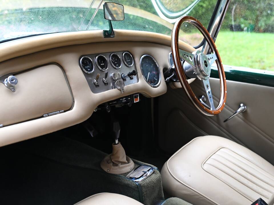 Image 4/20 of Daimler SP 250 (1962)