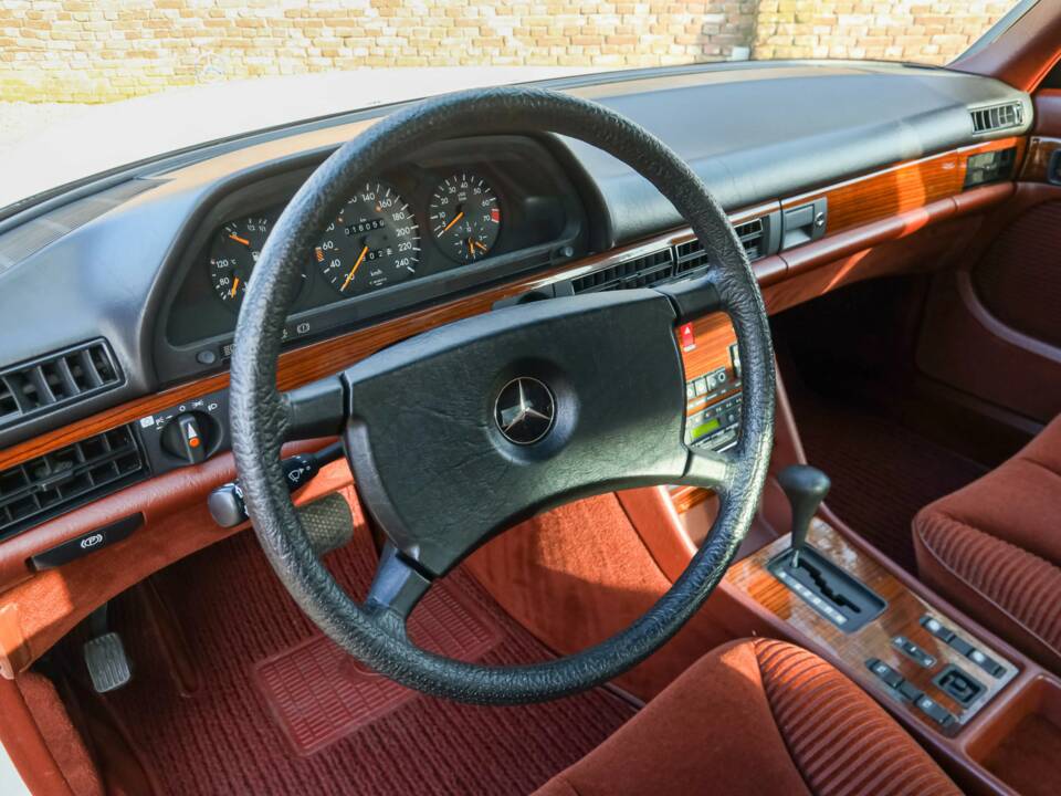 Image 14/50 de Mercedes-Benz 280 S (1988)