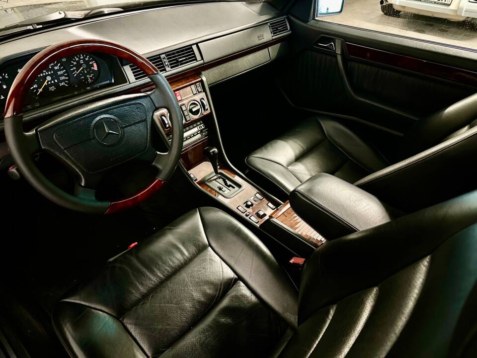 Imagen 9/14 de Mercedes-Benz E 220 (1993)
