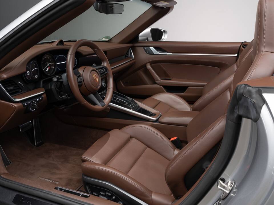 Image 19/31 de Porsche 911 Carrera 4 GTS (2024)