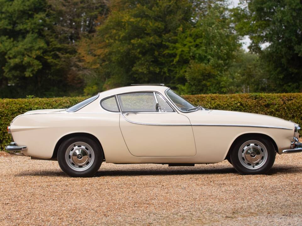 Image 2/50 of Volvo 1800 S (1966)