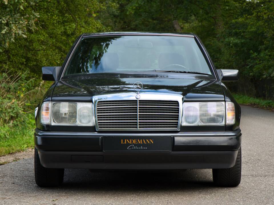 Image 1/63 of Mercedes-Benz 220 E (1993)
