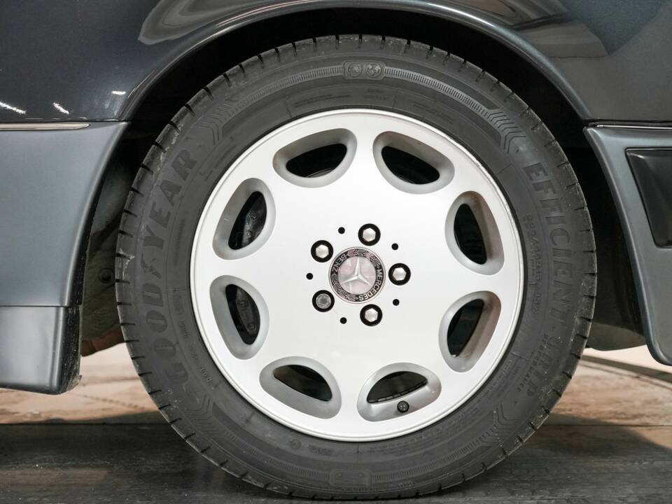 Image 27/32 of Mercedes-Benz 500 E (1992)