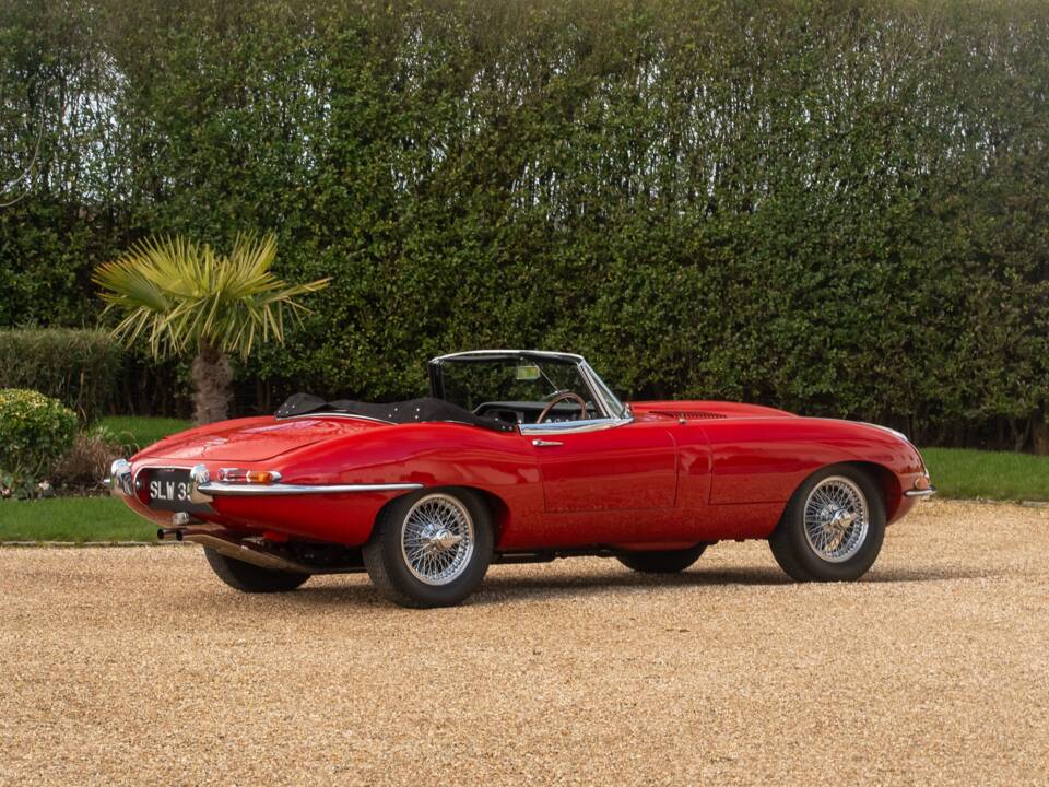 Image 20/50 de Jaguar E-Type (1967)