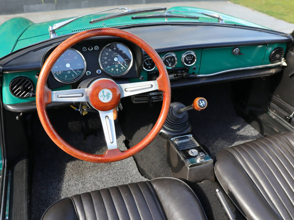 Image 3/50 of Alfa Romeo 1750 Spider Veloce (1969)