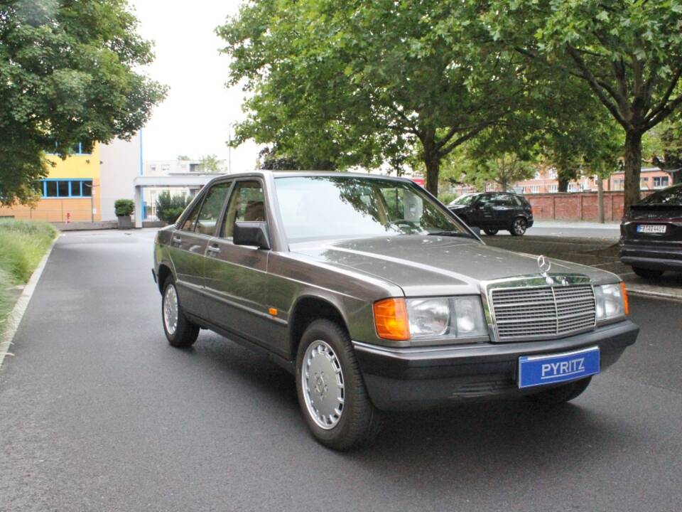 Image 4/27 of Mercedes-Benz 190 E (1987)