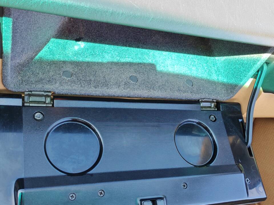 Image 38/42 of Mercedes-Benz 300 CE (1988)