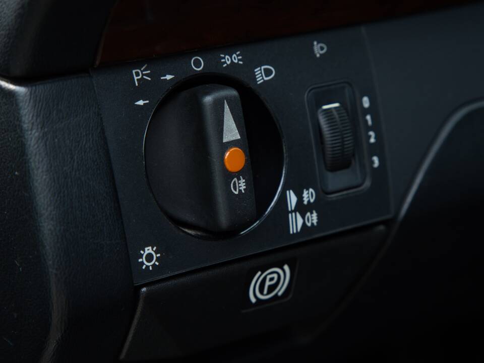 Image 38/63 of Mercedes-Benz 220 E (1993)