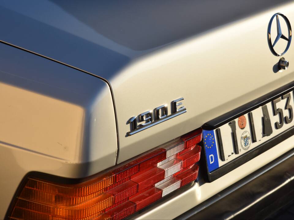 Image 9/18 of Mercedes-Benz 190 E 2.6 (1987)