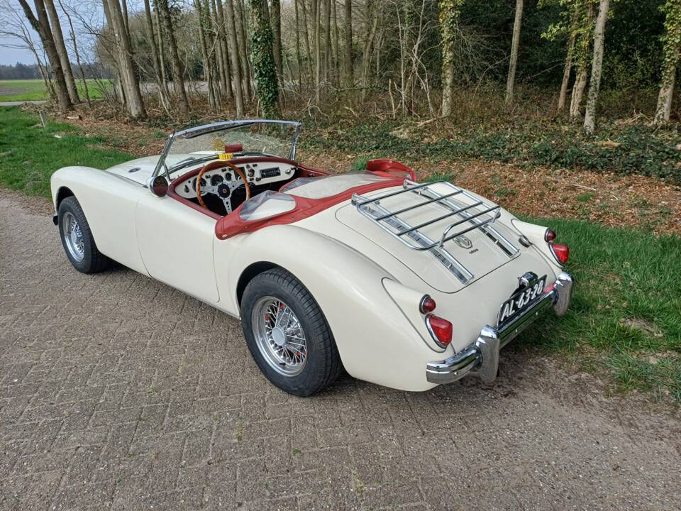 Image 2/6 of MG MGA 1600 (1961)