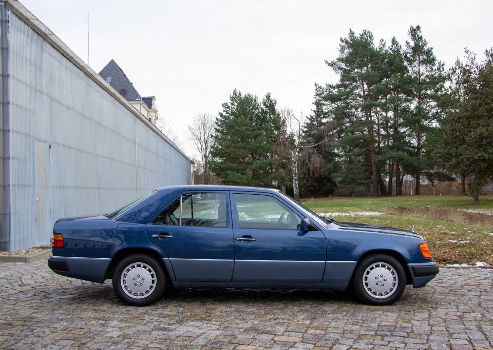 Bild 8/25 von Mercedes-Benz 300 E-24 (1991)