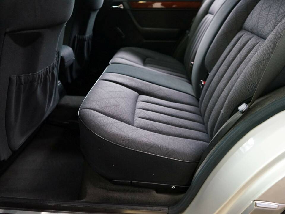 Image 22/36 de Mercedes-Benz E 220 T (1993)