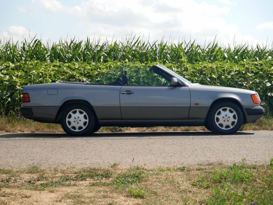 Image 3/50 de Mercedes-Benz 320 CE (1994)