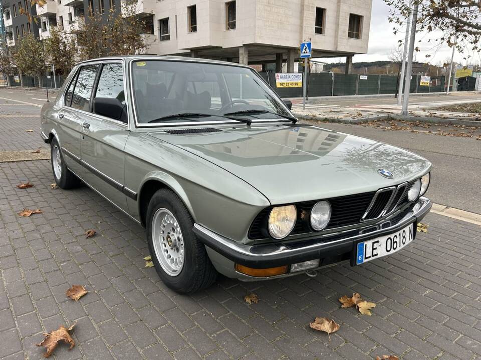 Image 3/8 of BMW 525i (1983)