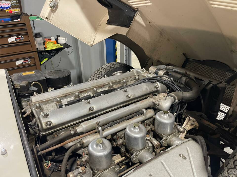 Image 12/13 of Jaguar Type E 3.8 (1964)