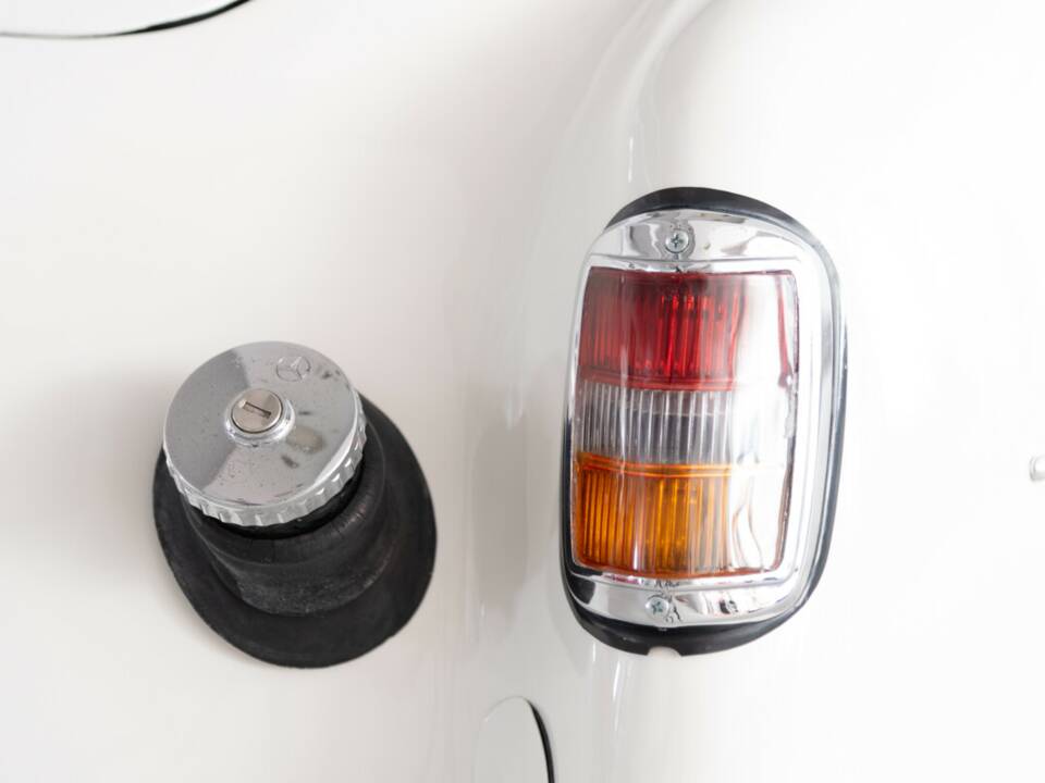 Image 23/40 of Mercedes-Benz 190 SL (1955)