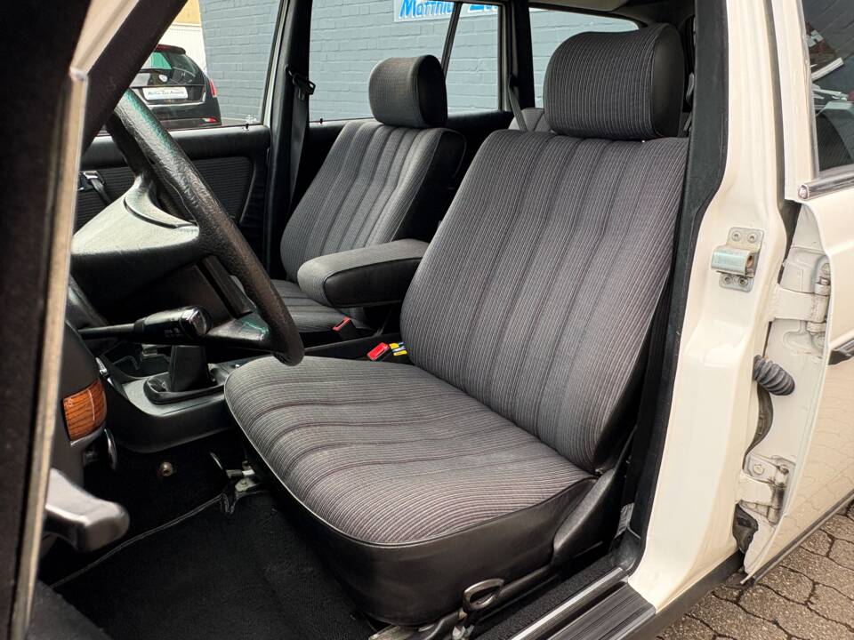 Image 18/66 of Mercedes-Benz 200 T (1984)